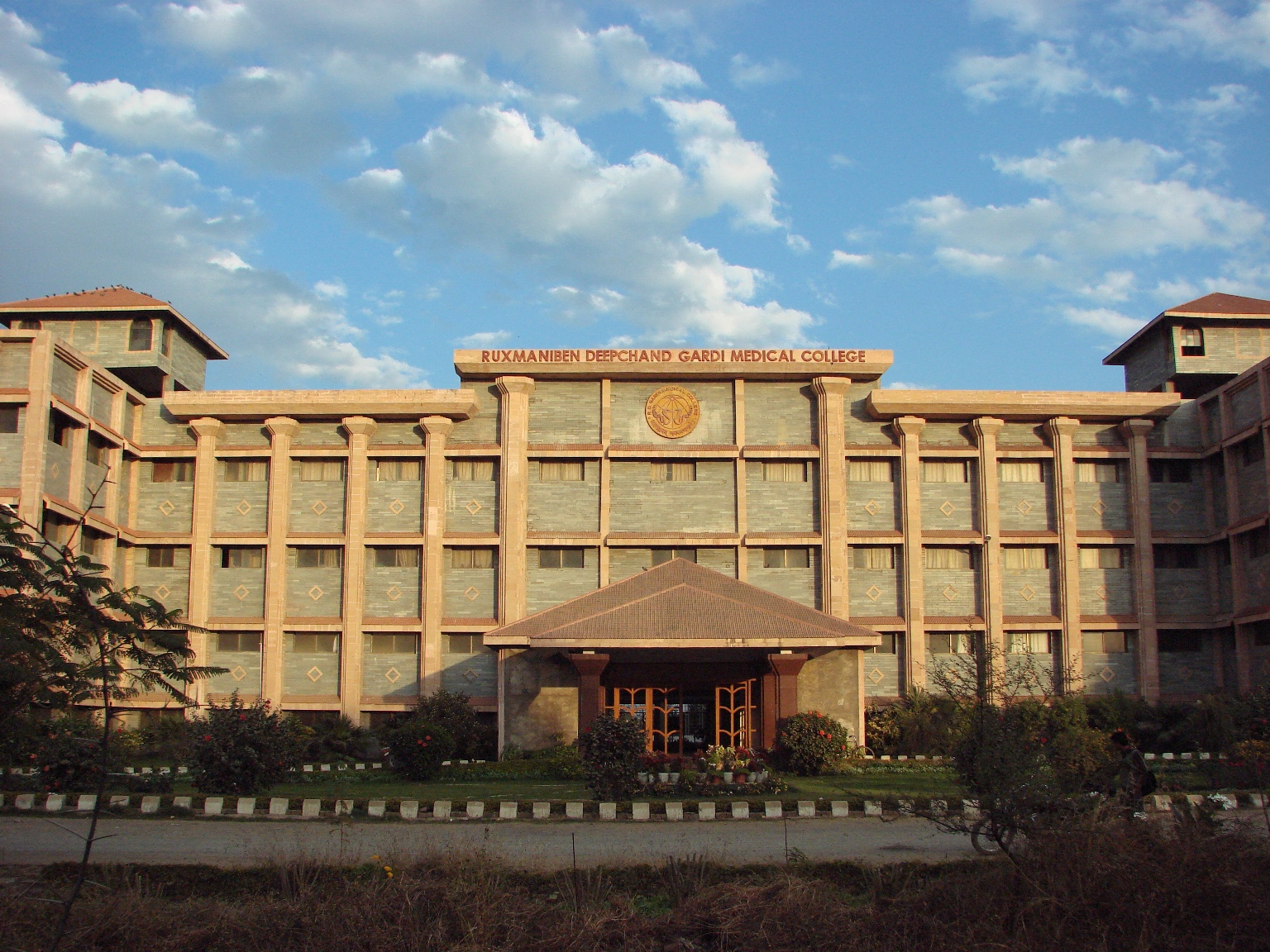 Ruxmaniben Deepchand Gardi Medical College